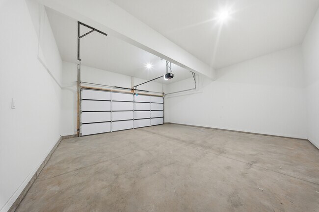 Building Photo - 870 s Orchard Way