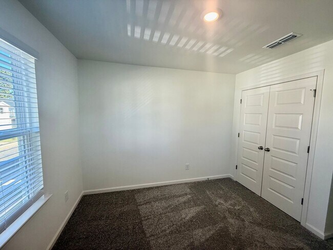 Building Photo - Three bedroom, 2.5 bath townhome in Mebane...