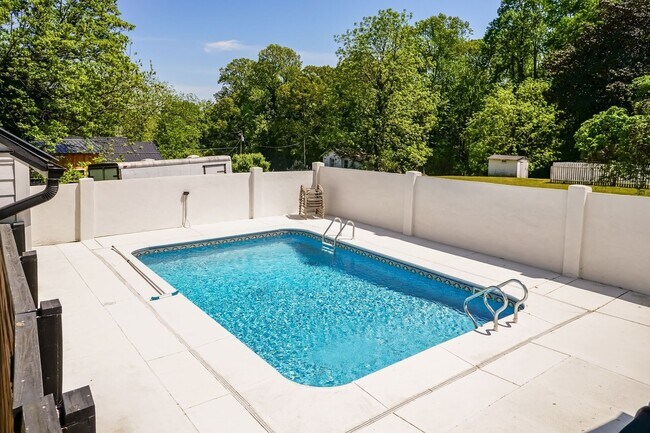 Building Photo - Sheek Updated Home With Pool!