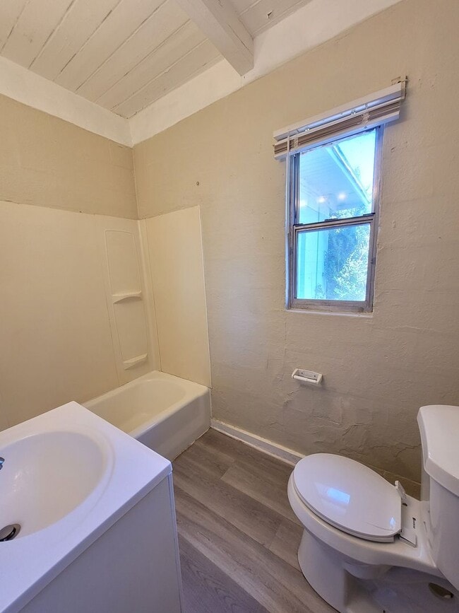 Building Photo - 402 New York Dr