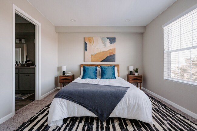 Building Photo - Gorgeous Townhome near Edgewater!