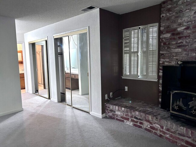Building Photo - Three Bedroom Two Bathroom Home in Rescue