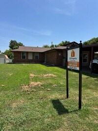 Building Photo - Completely remodeled 3 bed 1 & 1/2 bath ho...