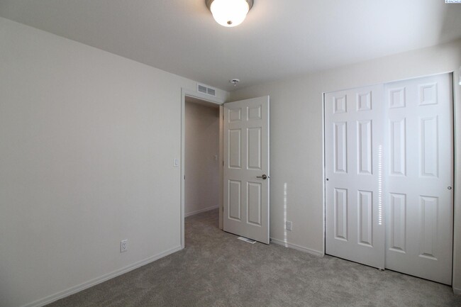 Building Photo - 3 Bed/2 Bath Home in Kennewick