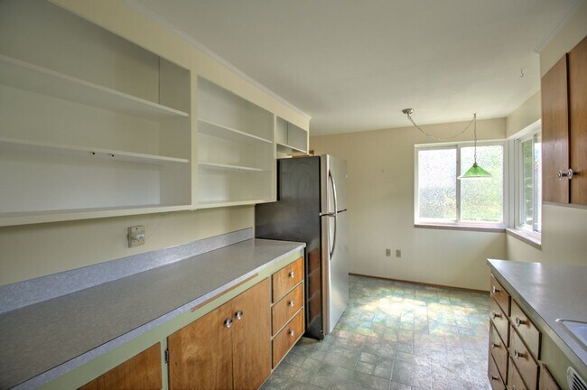 Building Photo - 1636 Conger Ave NW