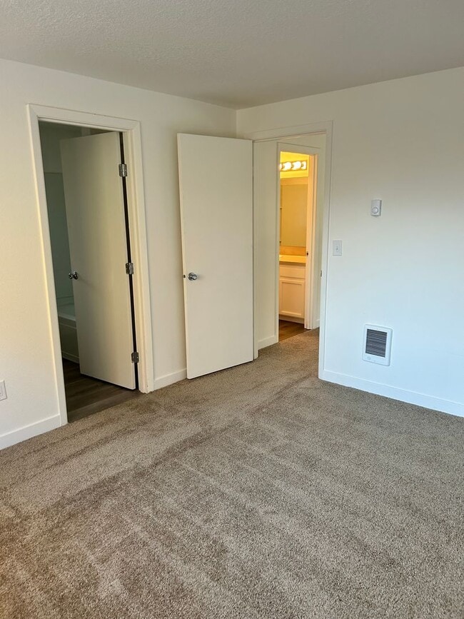 Building Photo - Large 2 Bed Duplex with Walk In Closets/Pr...