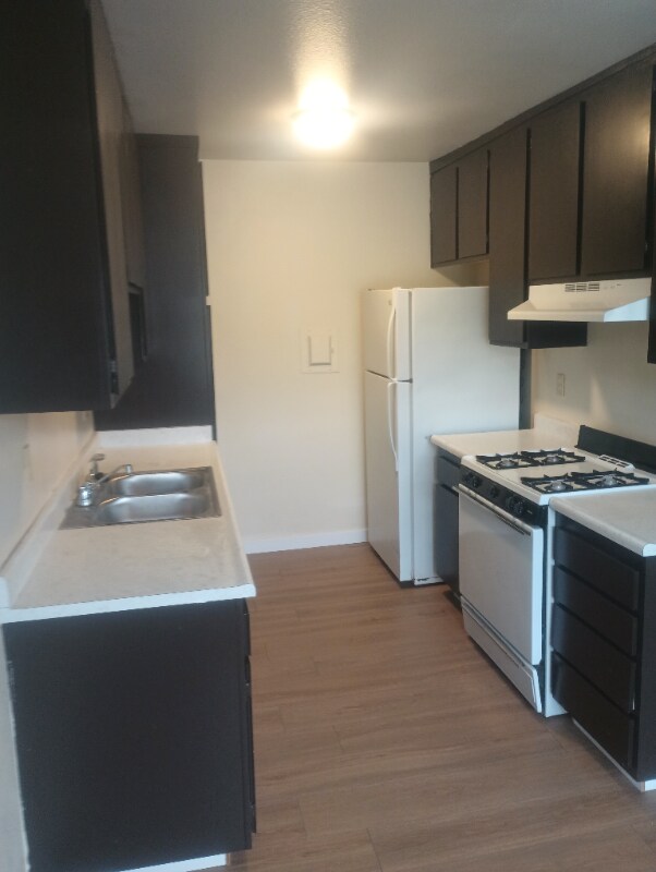 Building Photo - 9415 California Ave