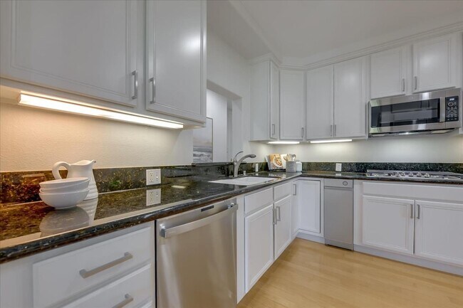 Building Photo - 435 Sheridan Ave