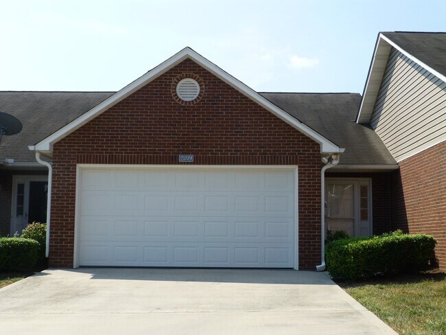 Building Photo - Stunning 3-Bedroom Townhouse with Bonus Room & Fenced Yard in North Knoxville
