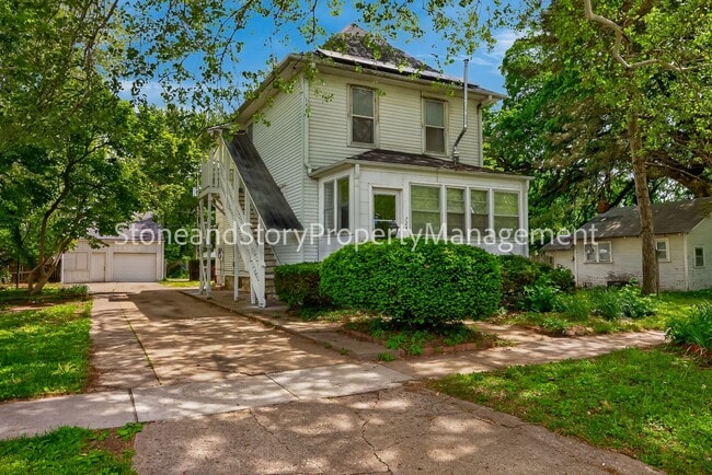 Building Photo - Large 4 bedroom 2 bath in well established Oakland neighborhood