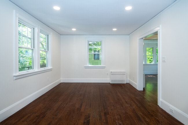 Building Photo - 162 Rockingstone Ave