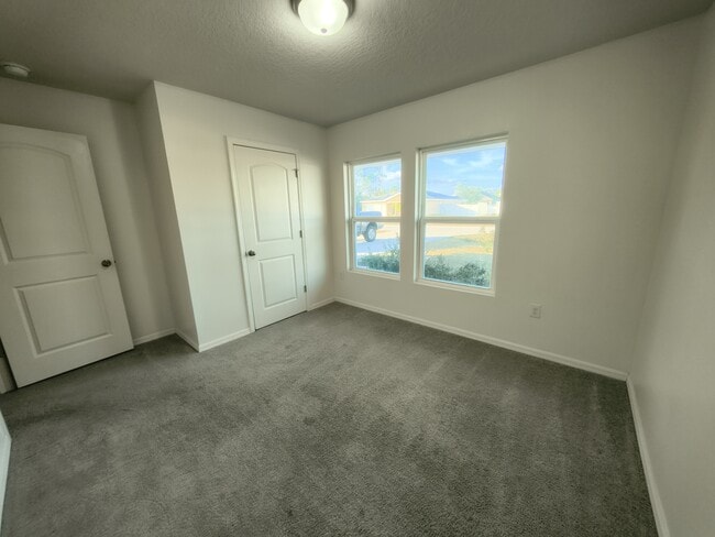 Building Photo - 275 Hyacinth Ct