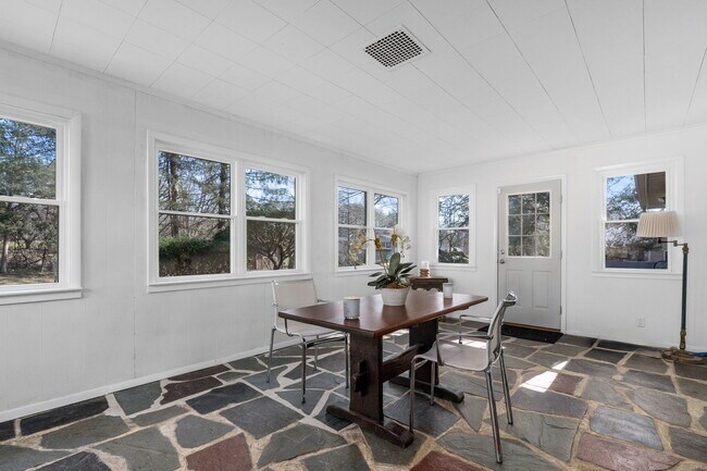 Building Photo - 17 Bruin Dr