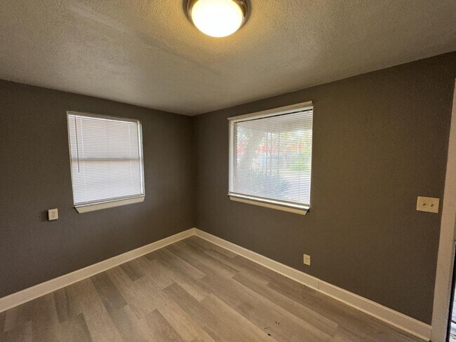 Building Photo - 4114 Moncrief Rd