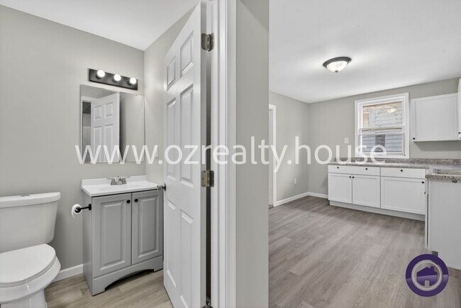 Building Photo - 160 Bronson Ave