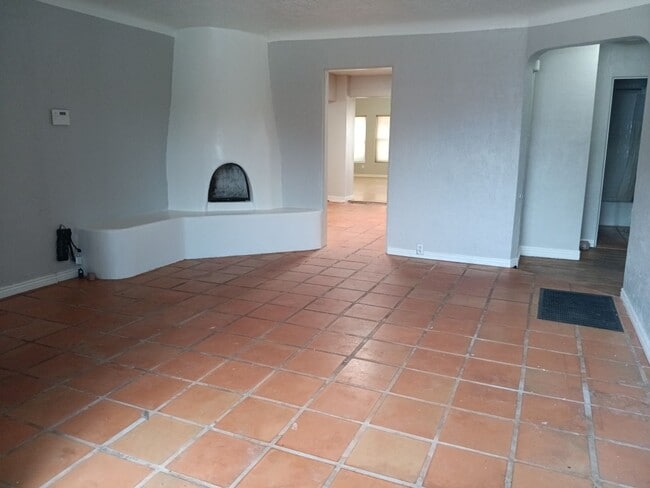 Building Photo - Charming 3-bedroom, 1-bathroom home! Showi...