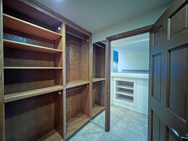 Building Photo - Gated Sound view home Des Moines area, 4 bed plus den 2.5 bath 3900 s/f, Available NOW!!!