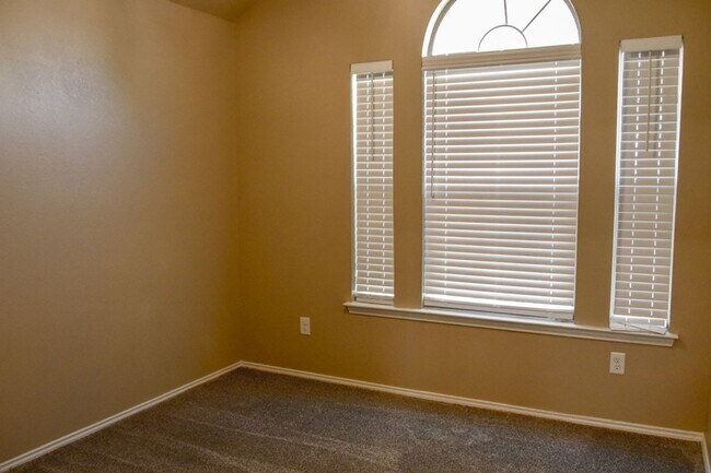 Building Photo - Great 3 Bedroom 2 Bath Roanoke