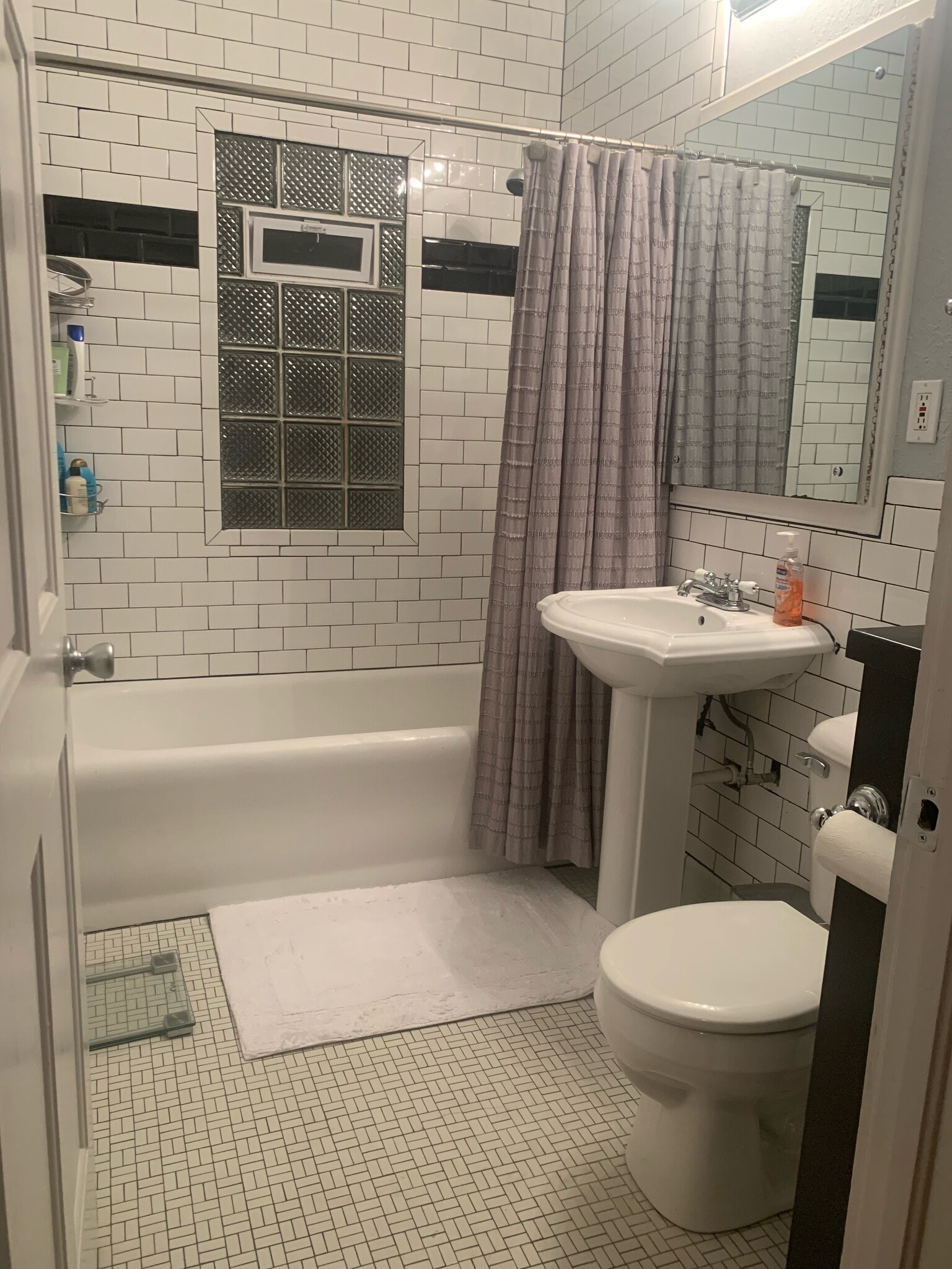 Bathroom Pic 2 - 422 W Harrison Ave