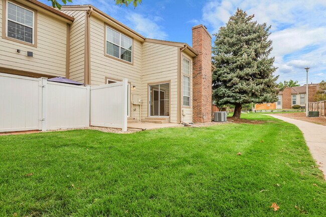 Building Photo - $2,695 - 5 Bed, 4 Bath Townhome in Aurora ...
