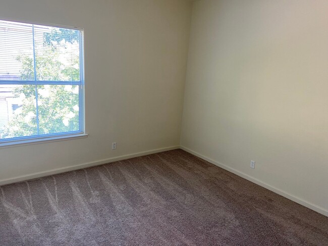 Building Photo - Bentley Square - Gated 3 Bdrm+office
