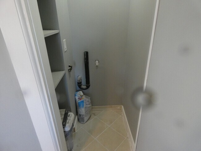 Building Photo - 94 Maple St