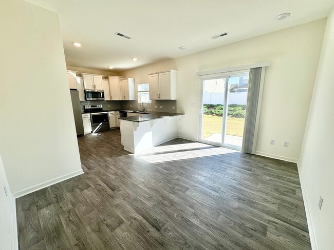Building Photo - 3BD/2.5BTH Townhome - Belmont  self guided...