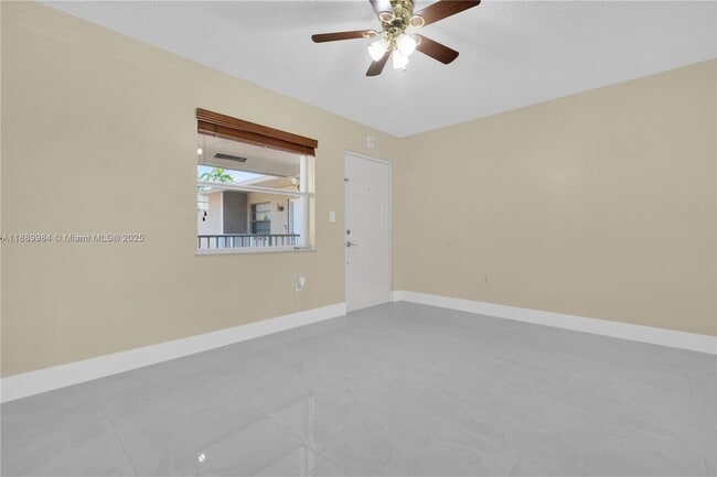 Building Photo - 2560 W 60th St