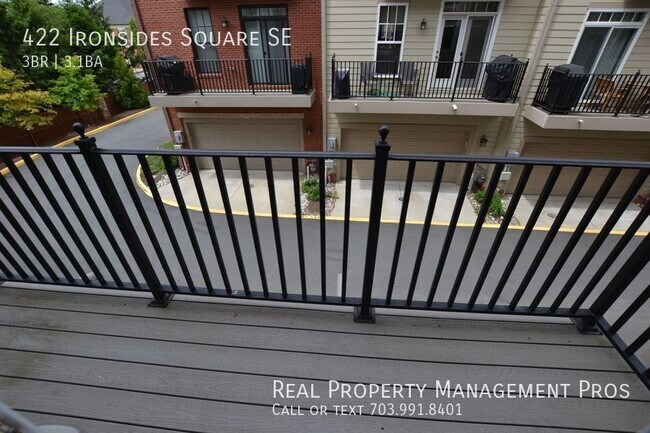 Building Photo - 422 Ironsides Square SE