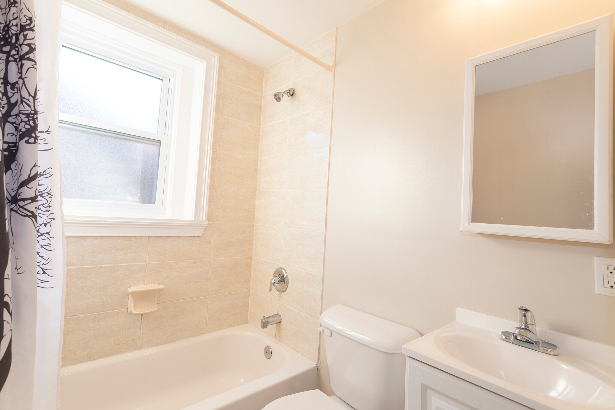 Bathroom with Tub/Shower - 300 E 32nd St