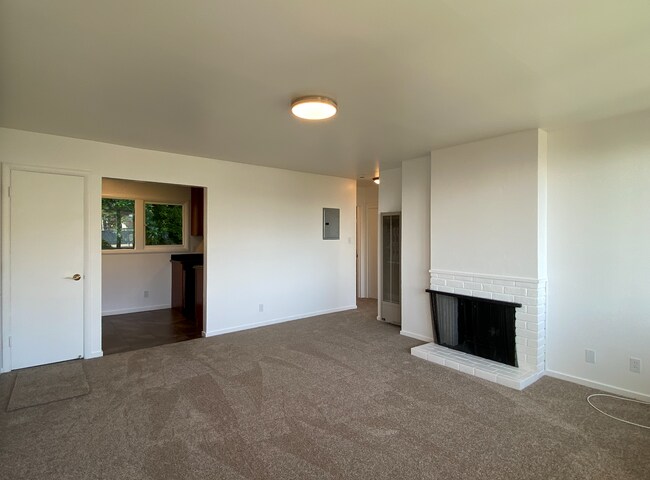 Building Photo - 1BR/1BA Charmer! BAY VIEWS and Parking! Laundry On-Site! Balcony! PROGRESSIVE