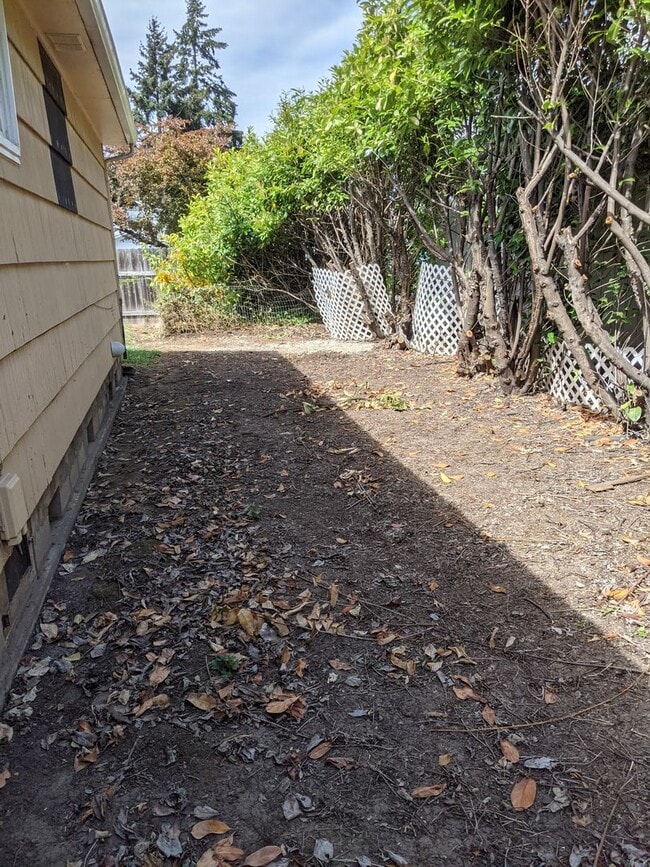 Building Photo - Nice 2-Bedroom, 1-Bath Corner Lot Home In Springfield!