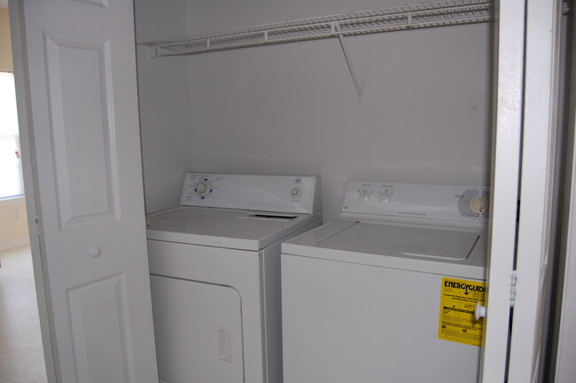 Building Photo - Student Friendly Huge 4 BR house, 5 minute...