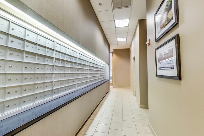 Building Photo - 222 N Columbus Dr