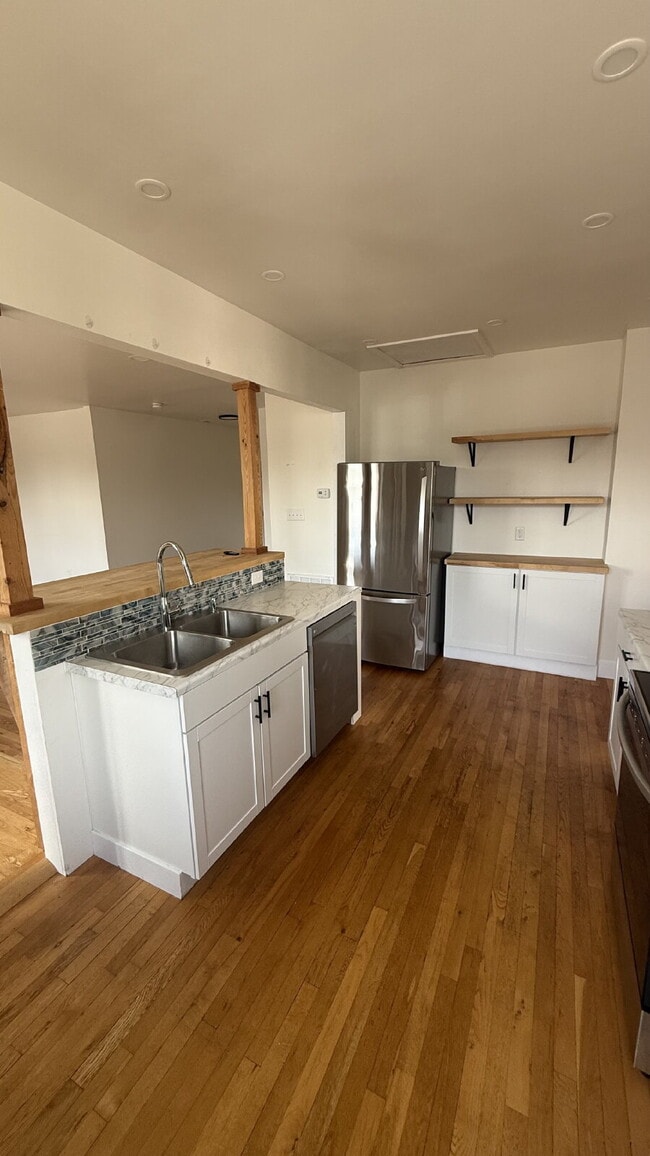 Building Photo - Cute, Convenient 2 bedroom, 1.5 bathroom apartment in the heart of Valdese!