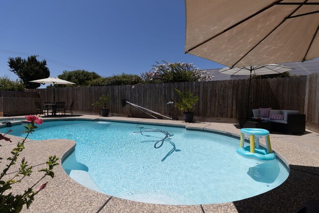 Building Photo - Stunning 3-bedroom, 2-bathroom home with a...