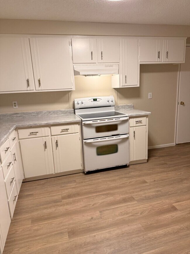 Building Photo - COMING SOON! 3 bedroom, 1.5 bath house in Eugene!