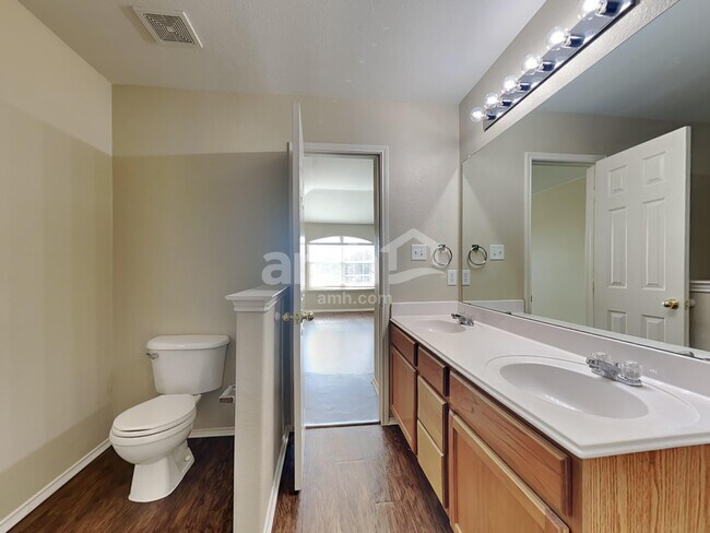 Building Photo - 700 Liberty Ln