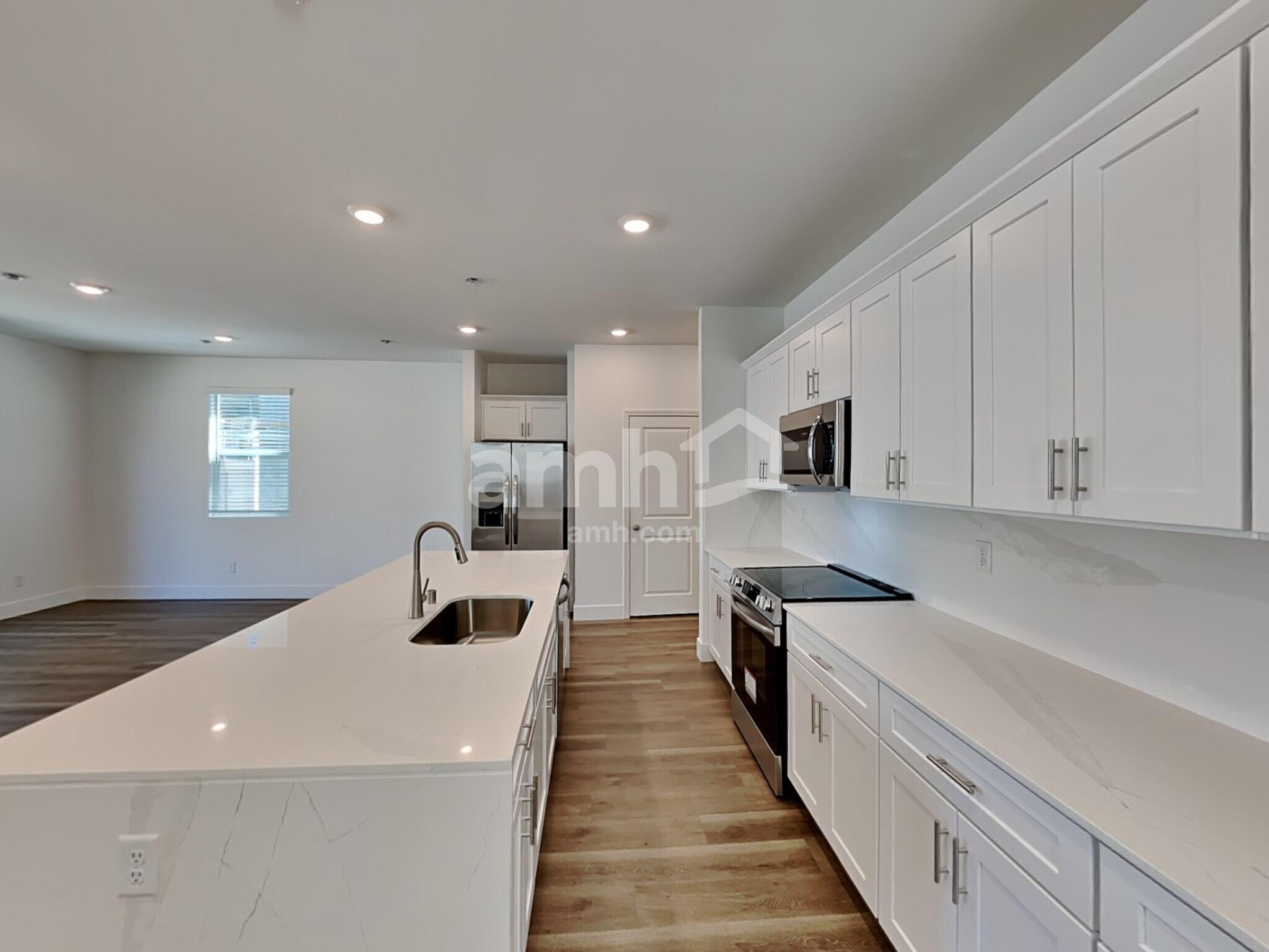 Building Photo - 5856 Vaes Dothrak St
