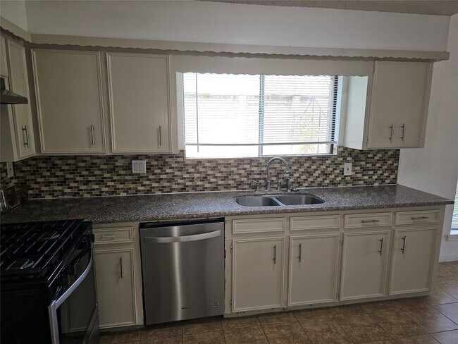 Building Photo - 221 Palm Aire Dr