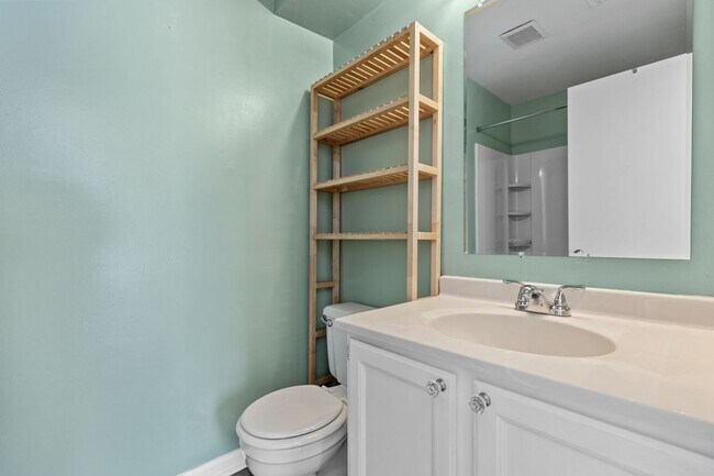 Building Photo - Beautifully maintained END UNIT townhouse in Robin meadows ready for you now!