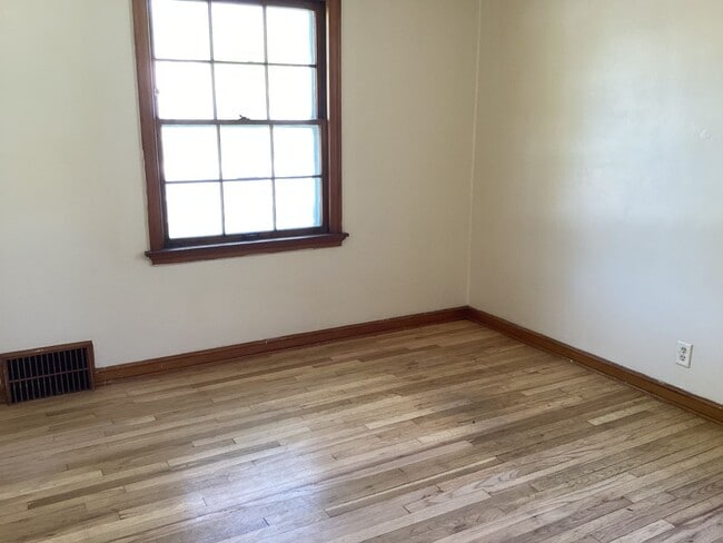 Building Photo - 2 Bedroom Single Family Home With Detached Garage