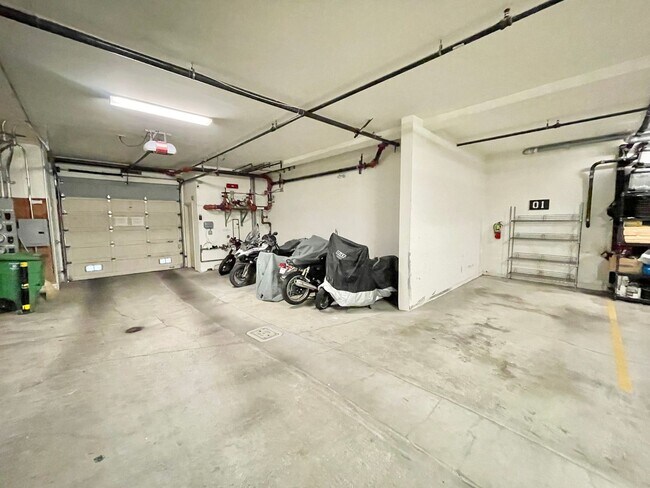 Building Photo - Sun Drenched Mission Loft! Top floor/Penthouse unit! 1BD/2BA! 1,202 SqFt! Parking! Laundry! Stora...