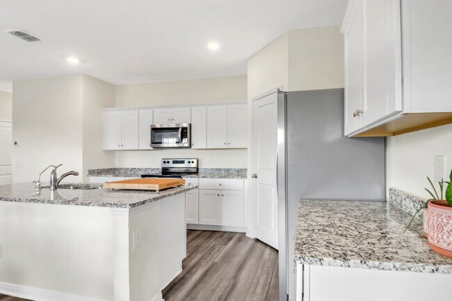 Building Photo - "Spacious 4-Bedroom Retreat with Granite Elegance in San Antonio!"