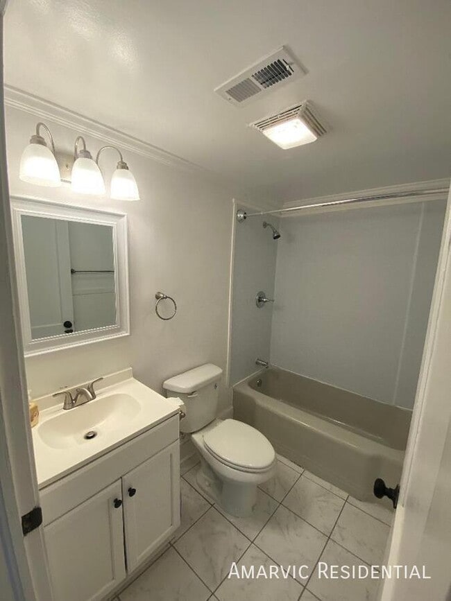Building Photo - 415 Singletary St SE