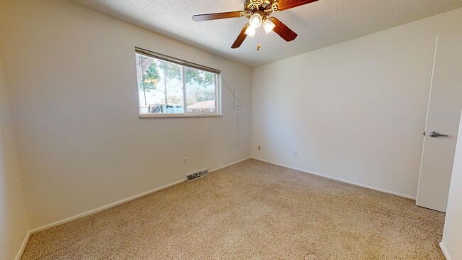 Building Photo - 2 bd 1ba duplex in Longmont!