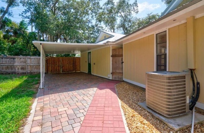 Building Photo - 3/2 POOL home in Harbor Estates Stuart--Lots of Parking!