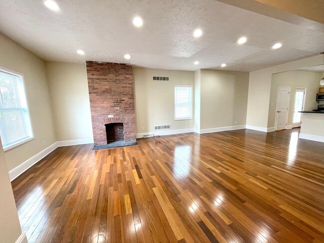 Building Photo - Amazing 4 Bedroom House! Hardwood, 2.5 Bat...