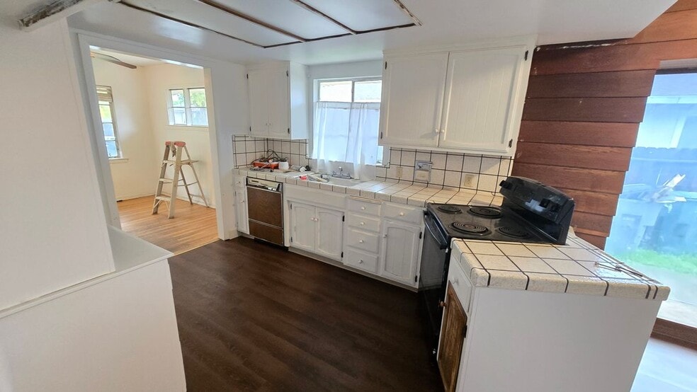 Building Photo - 1235 W Dayton Ave