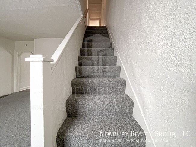 Building Photo - 29 Hickory St